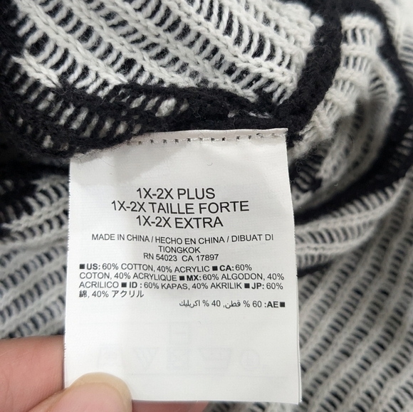 Old Navy Woman Plus Black White Geo Pattern Poncho Sweater Cowl Neck 1X-2X - Picture 8 of 9